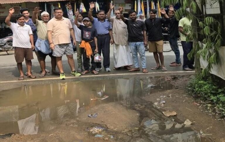 मानगो के जवाहरनगर में गंदा पानी बना लोगों की बड़ी परेशानी, सीवरेज फेल होने से सड़क पर बह रहा है नाली का पानी…