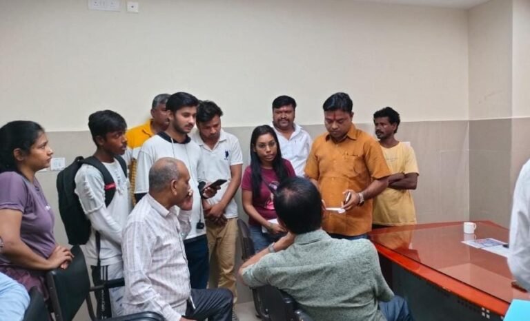 MGM अस्पताल की ओपीडी में फिर दिखी लापरवाही, घंटों डॉक्टर का इंतजार करती रहीं महिलाएं, मरीजों ने किया हंगामा…