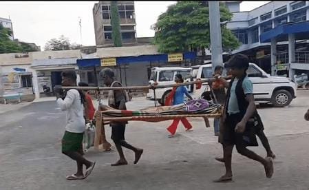 झारखंड की लचर स्वास्थ्य व्यवस्था!! बीमार युवती को खाट पर 10 किमी ढोया, इलाज के दौरान मौत, शव ले जाने को भी नहीं मिली एंबुलेंस…