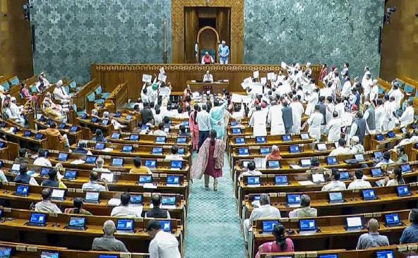 संसद के मॉनसून सत्र का तीसरा दिन भी हंगामेदार, लोकसभा और राज्यसभा की कार्यवाही दोपहर 2 बजे तक हुई स्थगित…