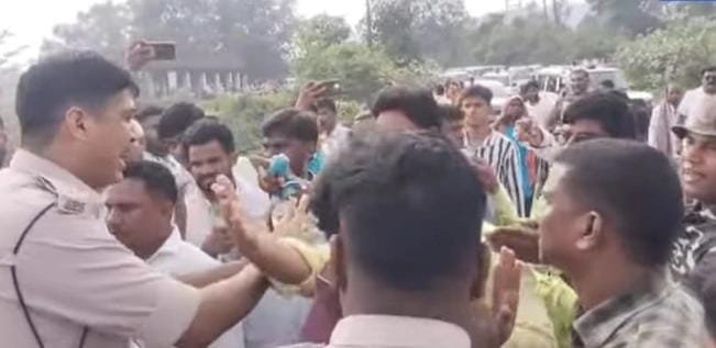 Dhanbad: बाघमारा अवैध खनन हादसा!! मजदूरों की मौत पर पहुंचे सांसद और विधायक का ग्रामीणों ने किया विरोध, नारेबाजी और धक्का-मुक्की के बाद लौटे नेता…