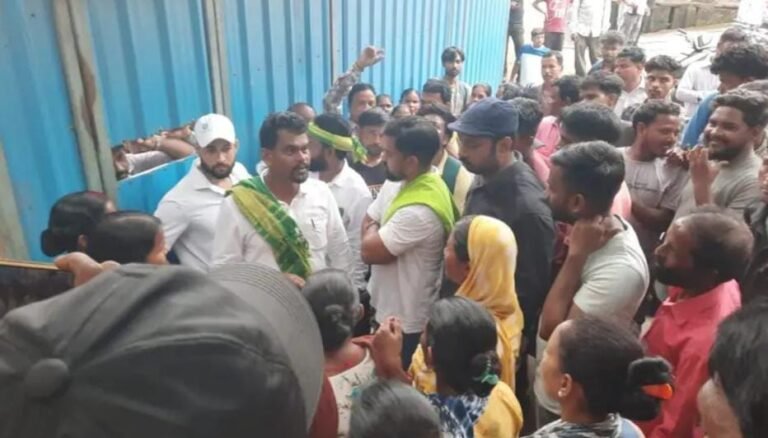 आदित्यपुर स्थित मेटाफैब कंपनी के गेट पर बाहरी लोगों ने किया जाम, डायरेक्टर बोले- ये साजिश है, मजदूर नहीं थे शामिल…