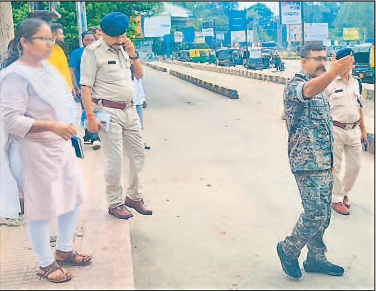 टाटानगर रेलवे स्टेशन की पार्किंग बनी यात्रियों के लिए सिरदर्द, रेल एसपी ने दिया सख्त कार्रवाई का निर्देश…