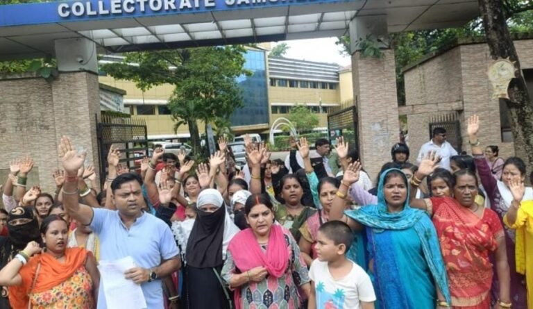 जमशेदपुर में महिलाओं का प्रदर्शन: “मंइयां सम्मान योजना” की राशि नहीं मिलने से नाराज महिलाएं डीसी ऑफिस के बाहर धरने पर बैठीं…