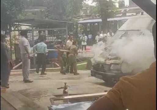 जमशेदपुर के टीएमएच में खड़ी एम्बुलेंस में लगी आग, शॉर्ट सर्किट की आशंका…