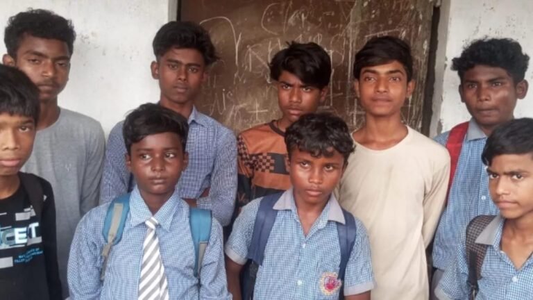 Jharkhand: छुट्टी के बाद 9 बच्चों को क्लास में बंद कर चले गए शिक्षक, परिजनों ने स्कूल में जड़ा ताला…