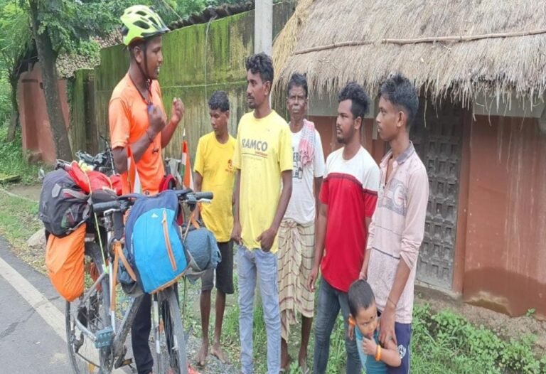 लगभग 1 साल से साइकिल पर ‘सेव ट्री-सेव वाटर’ का संदेश लेकर घूम रहे है माही सोलो, अब तक कर चुके हैं 13 हजार KM की यात्रा, पहुंचे पोटका…