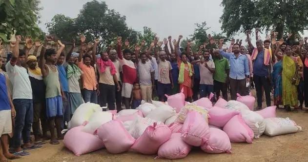 Chaibasa: महिला राशन डीलर राशन की कालाबाजारी करते पकड़ी गई, ग्रामीणों ने किया भंडाफोड़…