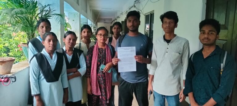 घाटशिला कॉलेज में ड्रेस कोड और आईडी कार्ड को लेकर उठी सख़्ती की मांग, अध्यक्ष दुलाल हेम्ब्रम ने जताई नाराज़गी…