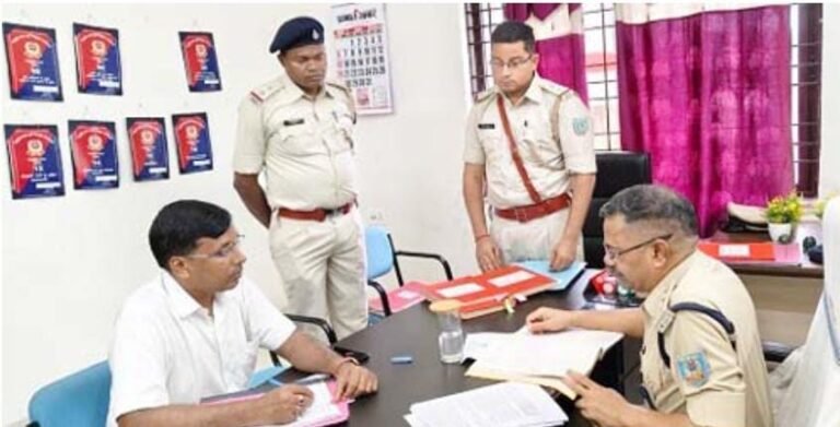 जमशेदपुर ग्रामीण क्षेत्र!! गालूडीह थाना का SDPO ने किया औचक निरीक्षण, साफ-सफाई और लंबित मामलों के निपटारे को लेकर दिए निर्देश…