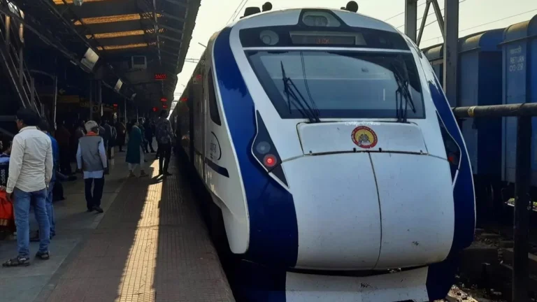 वंदे भारत एक्सप्रेस के यात्रियों के लिए बड़ी खुशखबरी: अब 8 की जगह 16 कोच के साथ चलेगी ट्रेन, राउरकेला में बनेगा 400 करोड़ का डिपो…