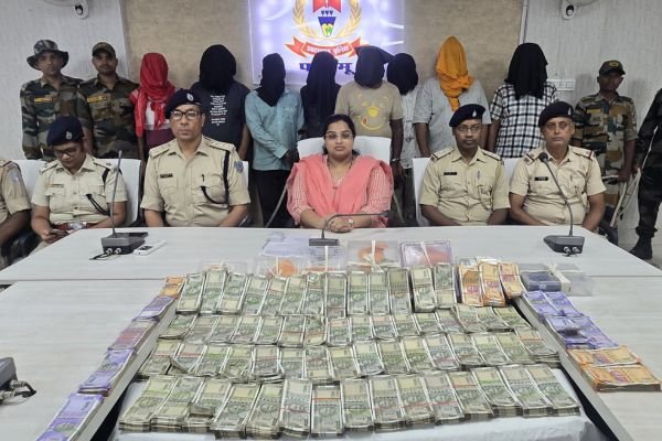 पलामू में पुलिस की बड़ी कार्रवाई : तीन क्विंटल डोडा के साथ 8 तस्कर गिरफ्तार, 33 लाख नकद बरामद…