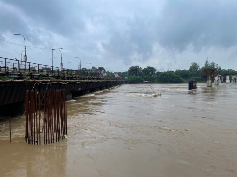 JAMSHEDPUR: स्वर्णरखा नदी का जलस्तर खतरे के निशान से ऊपर, प्रशासन अलर्ट पर…