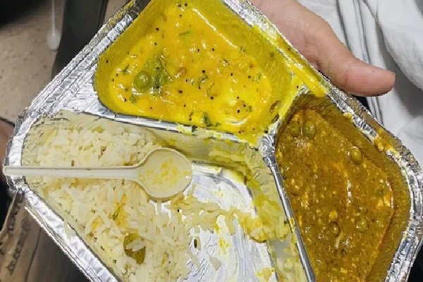 ट्रेनों में खराब खाने को लेकर एक साल में 6645 शिकायतें, 1341 बार लगा जुर्माना…