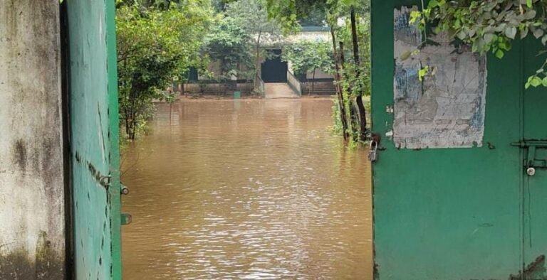 Seraikela: रघुनाथपुर का स्कूल बना तालाब, घुटने भर पानी में होकर जा रहे हैं बच्चे – विभाग मौन…