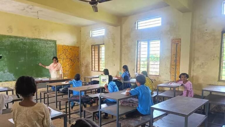 एक के बाद एक गिर रही हैं सरकारी स्कूलों की छतें!! राजस्थान के बाद मध्य प्रदेश के सरकारी स्कूल की गिरी छत, बाल-बाल बचे 33 बच्चे…