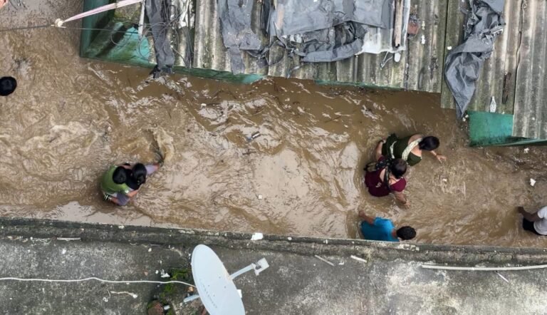 Jamshedpur: बरसात बनी बड़ी मुसीबत!! बाढ़ में डूबा शास्त्रीनगर, मदद की आस लगाए बैठे हैं लोग…