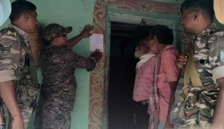 जमशेदपुर ग्रामीण क्षेत्र!! चाकुलिया में फरार आरोपी के घर पुलिस ने चिपकाया इश्तेहार…