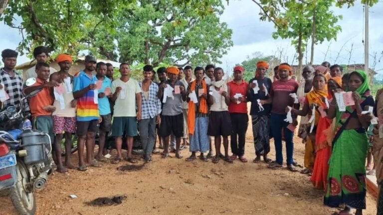 Latehar: पर्ची निकालने के बाद भी तीन महीने से राशन नहीं, ग्रामीणों ने डीलर का लाइसेंस रद्द करने की मांग की…