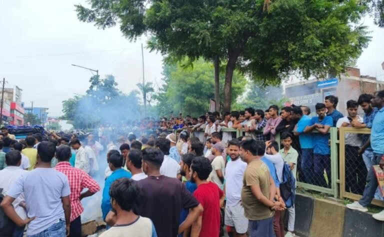 Jamshedpur: उलीडीह में युवक की मौत पर हंगामा, हत्या का आरोप लगाकर परिजनों ने थाने के बाहर किया प्रदर्शन, डिमना रोड जाम…