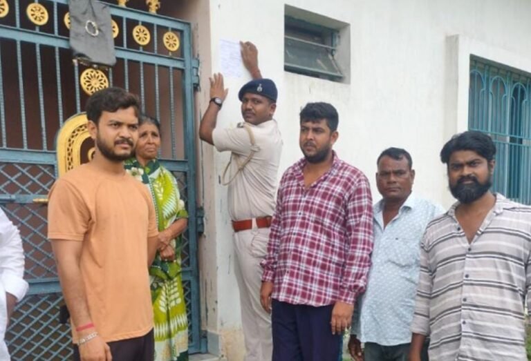 Jamshedpur: जादूगोड़ा और परसुडीह थाना की संयुक्त टीम ने फरार हत्या आरोपी के घर चिपकाया इश्तेहार, 28 अगस्त तक कोर्ट में हाजिर होने का आदेश…