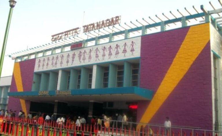 टाटानगर स्टेशन पार्किंग में दबंगई का आतंक, यात्रियों से वसूली, रेलवे और नेताओं की चुप्पी पर उठ रहे है सवाल…