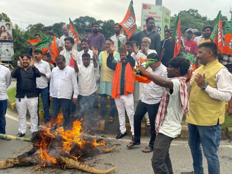 Jamshedpur : अटल मोहल्ला क्लिनिक का नाम बदलने के विरोध में भाजयुमो ने किया हेमंत सोरेन का पुतला दहन…