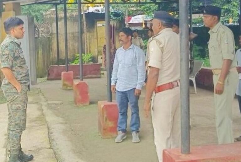 Seraikela : एसपी मुकेश कुमार लुणायत ने न्यायालय परिसर की सुरक्षा का लिया जायजा, दिए कड़े निर्देश…