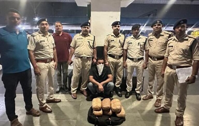 रांची रेलवे स्टेशन से 6 पैकेट गांजा के साथ तस्कर गिरफ्तार, पटना ले जाने की थी योजना…