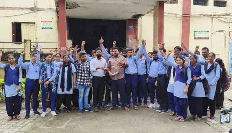 Chaibasa: कोल्हान यूनिवर्सिटी पर छात्रों का घेराव!! परीक्षा में लापरवाही और अतिरिक्त शुल्क का विरोध…