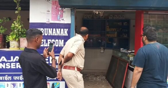 चाईबासा में मोबाइल शॉप में लाखों की चोरी, पुलिस जांच में जुटी