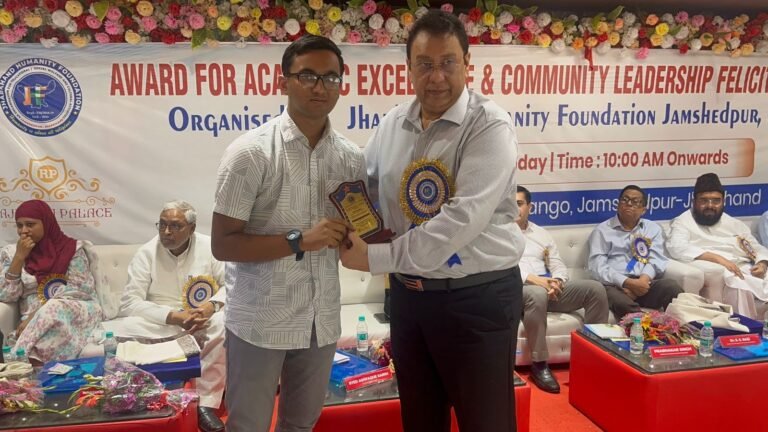 राजवाड़ा पैलेस में  ‘अवॉर्ड फॉर अकादमिक एक्सीलेंस’ का आयोजन, टॉपर्स हुए सम्मानित