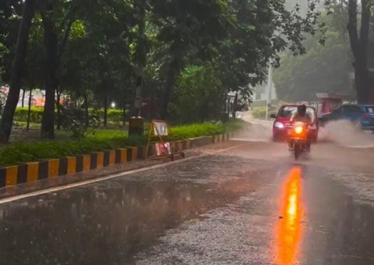 झारखंड में मौसम ने बदला मिज़ाज!! रांची-जमशेदपुर समेत कई जिलों में मूसलाधार बारिश, कल भी ऑरेंज-येलो अलर्ट जारी…