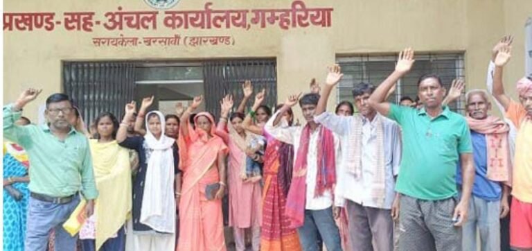 सरायकेला गम्हरिया विरोध प्रदर्शन:रापचा महिला समिति डीलर पर राशन न देने का आरोप, ग्रामीणों ने किया आपूर्ति कार्यालय पर प्रदर्शन…