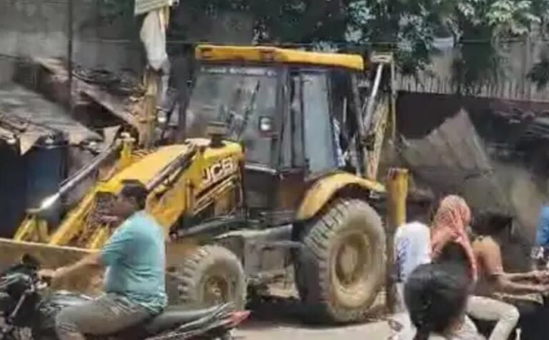 सालों से बसी ज़िंदगी एक झटके में उजड़ गई, जमशेदपुर में अतिक्रमण हटाओ अभियान के दौरान हंगामा