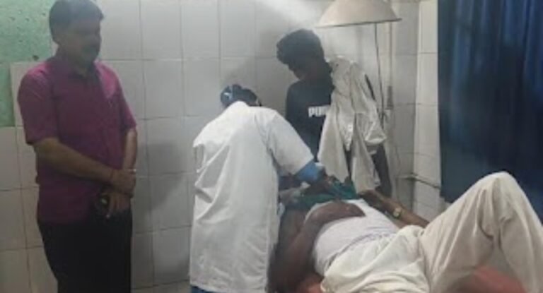 कांड्रा-सरायकेला सड़क पर बड़ा हादसा: गड्ढे में गिरकर विधायक प्रतिनिधि गंभीर रूप से घायल, सड़क की हालत बनते जा रही है जानलेवा…