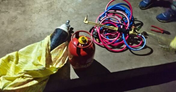 झारखंड राज्य ग्रामीण बैंक में चोरी की कोशिश नाकाम, गैस कटर छोड़कर भागा चोर