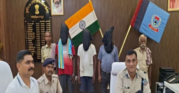 सरकारी शिक्षक ने नाबालिग छात्रा के साथ किया दु’ष्कर्म, पंचायत ने कि दबाने की कोशिश…