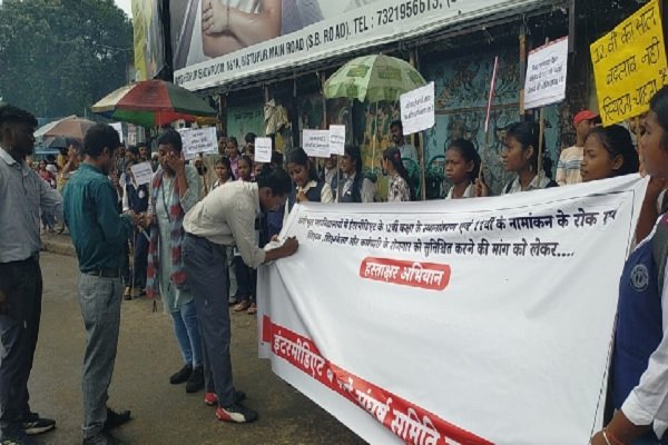 इंटरमीडिएट के नामांकन पर रोक फैसलों के खिलाफ छात्रों का हस्ताक्षर अभियान…