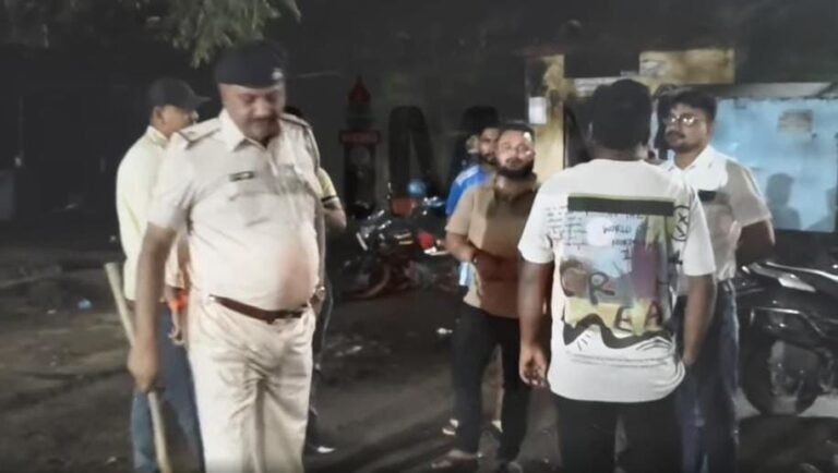 जमशेदपुर के बिष्टुपुर में पुलिस का एक्शन: शराबखोरी और हुड़दंगियों पर टूटा कानून का डंडा…