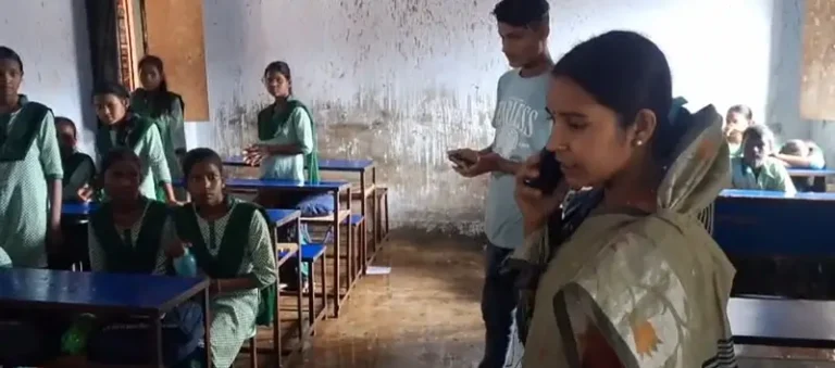 डुमरी के भगत मध्य विद्यालय की हालत खराब, बारिश में छतरी लेकर पढ़ने को मजबूर बच्चे…