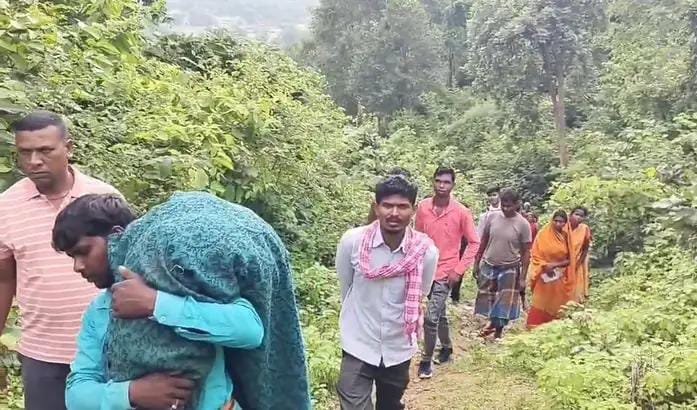 झारखंड के चतरा में दर्दनाक घटना : सड़क नहीं होने पर पिता ने बेटे का शव 4 किलोमीटर कंधे पर ढोया…