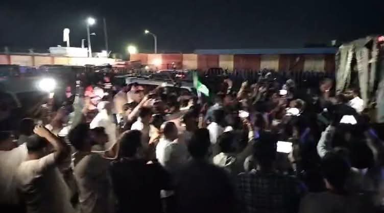 दिशोम गुरु शिबू सोरेन का पार्थिव शरीर रांची पहुँचा, एयरपोर्ट पर उमड़ा जनसैलाब…