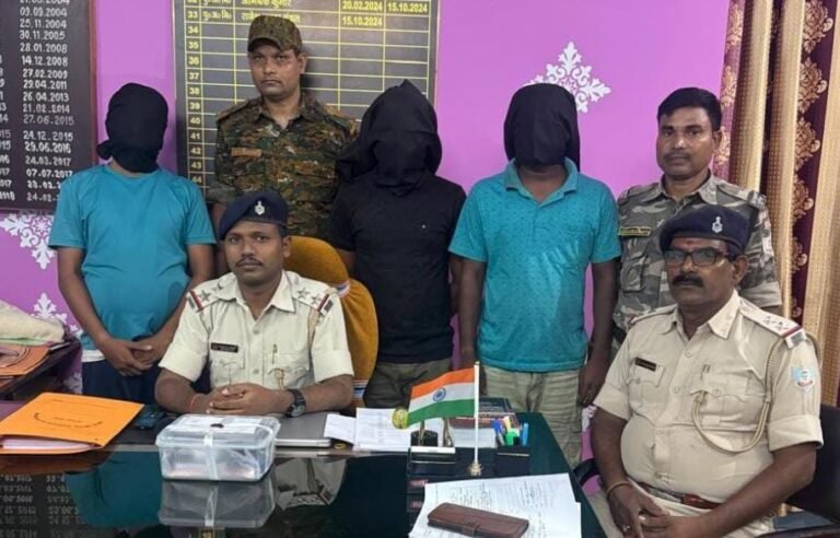 जमशेदपुर ग्रामीण क्षेत्र: राखामाइंस स्टेशन से साइबर ठगी करते तीन युवक गिरफ्तार, मोबाइल से चल रहा था ऑनलाइन फ्रॉड का धंधा…