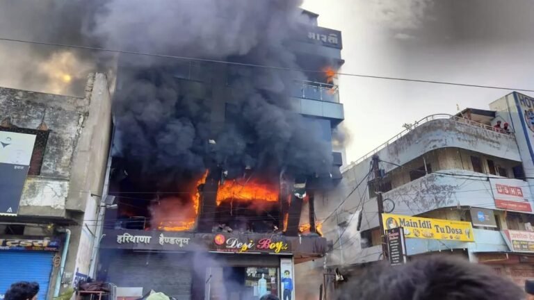 Madhya Pradesh: शहडोल की तीन मंजिला इमारत में भीषण आग, कई दुकानें जलकर खाक, दमकल की टीम जुटी…
