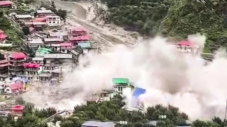 Uttarakhand: उत्तरकाशी में बादल फटने से मच गई है तबाही, 50 से अधिक लोग है लापता, कई होटल और मकान ढहे, राहत कार्य जारी…