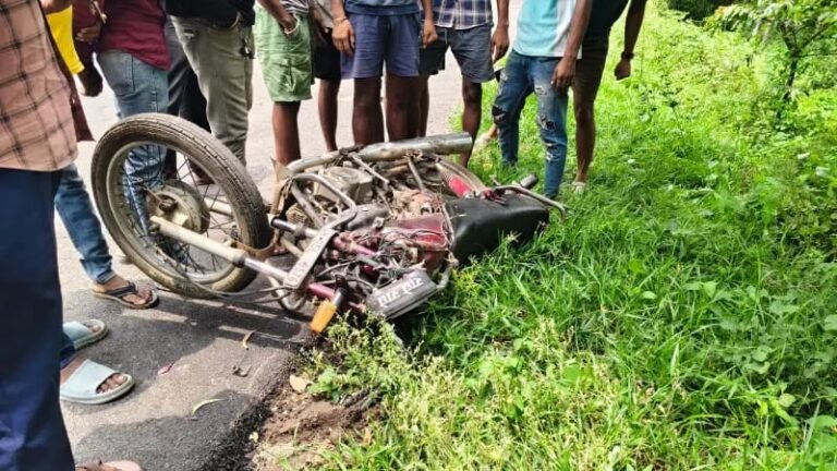 चाईबासा मार्ग पर भीषण सड़क हादसा: 45 वर्षीय बाइक सवार की मौके पर ही मौत…