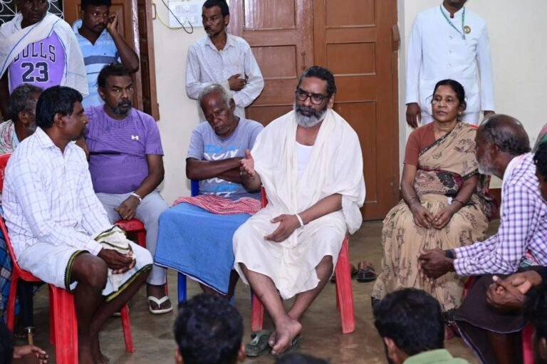 मुख्यमंत्री हेमंत सोरेन ने दिवंगत शिबू सोरेन के दशकर्म की तैयारी को लेकर नेमरा गांव में की बैठक, गांव वालों से लिए सुझाव…