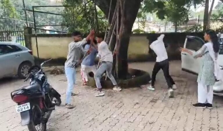 Jamshedpur: साकची में दो गुटों के बीच सरेआम मारपीट, इलाके में मची अफरा-तफरी, पुलिस पर लापरवाही के आरोप…