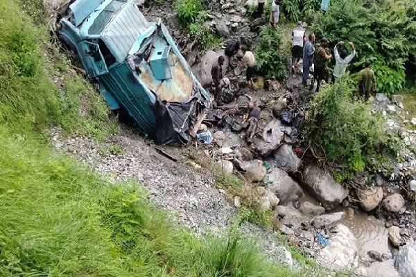 Jammu and Kashmir: उधमपुर में सीआरपीएफ की बस खाई में गिरी, 3 जवान शहीद, 15 घायल…